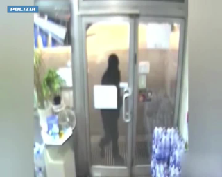 Rapina a mano armata in un distributore, 2 arresti